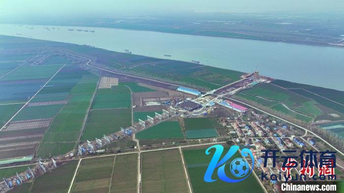 正在施工中的汉南长江大桥。黄珊 摄