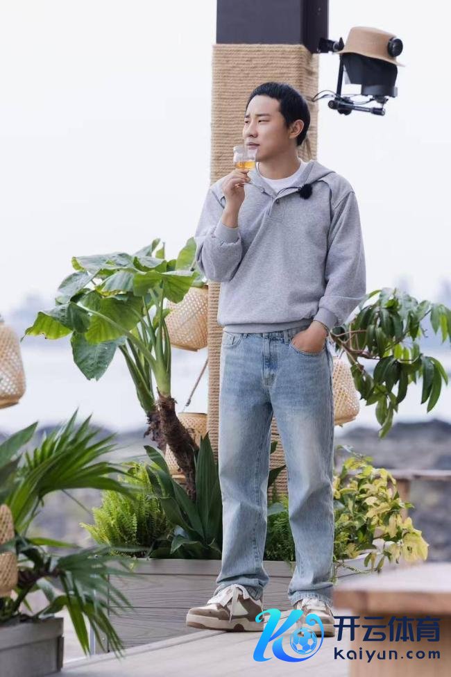 张家皆穿了王鹤棣的拖鞋 东谈主皮客栈影相大赛神图频出