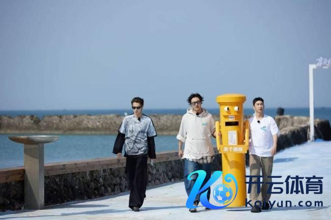 张家皆穿了王鹤棣的拖鞋